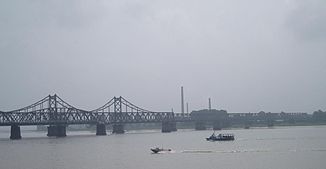 Die den Yalu überquerende Chinesisch-koreanische Freundschaftsbrücke neben der neu gebauten Brücke
