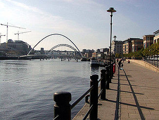 Die Fußgänger- bzw. Radfahrerbrücke Gateshead Millennium Bridge und die Tyne Bridge für motorisierte Fahrzeuge in Newcastle upon Tyne