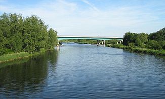 Peene mit Autobahnbrücke bei Jarmen