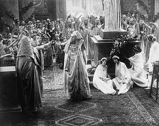 Scene from The Last Days of Pompeii (1913 film).jpg