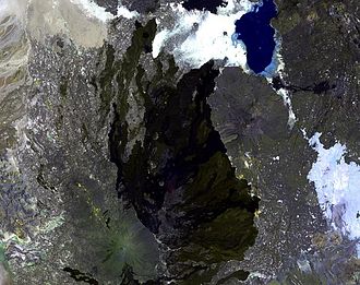 Der Afrerasee (oben rechts), nordöstlich des Schildvulkans Alayta, Landsat-Aufnahme.