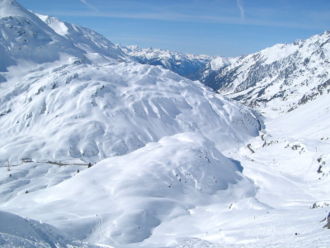 Landschaft um den Arlberg mit Passstraße im Winter