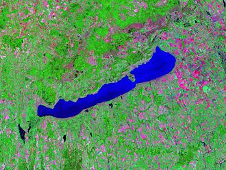 Der Balaton vom All aus gesehen (Landsat-Satellitenfoto aus dem Jahr 2000)