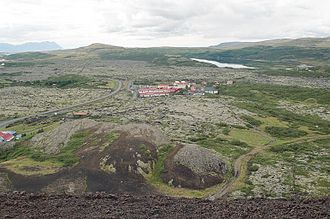 Bifröst von den Grábrókkratern aus gesehen, Hreðavatn rechts im Hintergrund