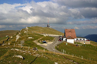 Gipfel des Chasseral mit Berggasthaus und Sendeturm