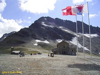 Blick auf die Passhöhe des Col de l’Iseran vom etwas höher gelegenen Parkplatz (Juni 2005), dahinter Pointe des Lessières, 3.041 m