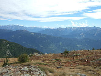 Blick von der Passhöhe des Col d'Anzana in Richtung Süden auf die Bergamasker Alpen.