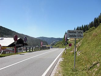 Passhöhe mit Hinweisschild