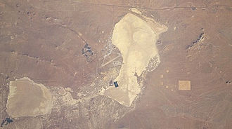 Rogers Dry Lake (Mitte) und Rosamond Lake (unten links) in der kalifornischen Mojave-Wüste