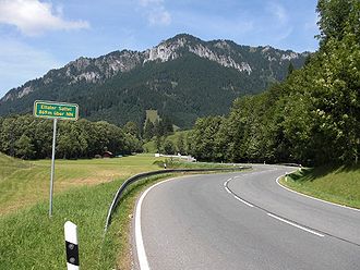 Passhöhe mit Hinweisschild, von Oberau kommend kurz vor Ettal