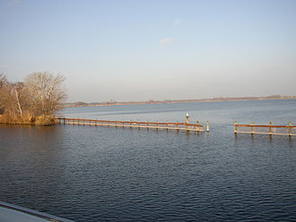 Der Fahrlander See mit Damm und Resten des Fischzaunes
