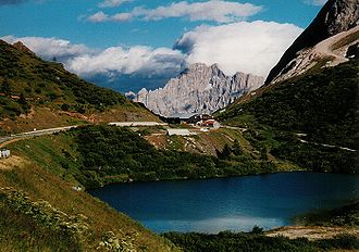 Passhöhe und Stausee, im Hintergrund die Civetta