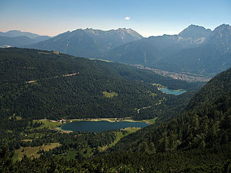 Ferchensee (vorne) und Lautersee mit Mittenwald