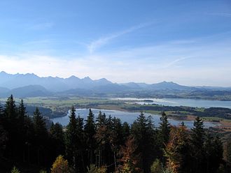 Bannwaldsee (vorne) und Forggensee vom Buchenberg aus gesehen.