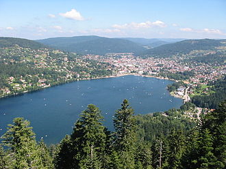 Blick auf den See und die Stadt Gérardmer