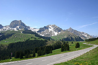 Auf der Gurnigelstrasse (Kanton Bern) kurz vor der Wasserscheidi; im Hintergrund links der Gantrisch (von Norden)