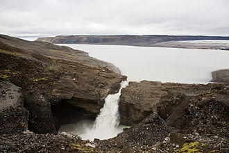 Östlicher Teil des Sees, im Hintergrund Hagafell und die Gletscherzunge, im Vordergrund der Abfluss des Sees.