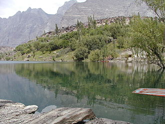 Oberer Kachura-See im Sommer