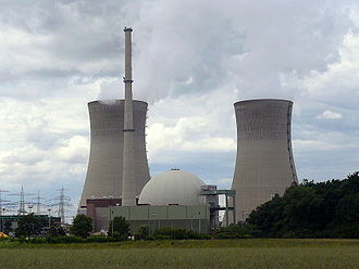 Kernkraftwerk Grafenrheinfeld. Rechts und links die beiden Naturzug-Nasskühltürme, in der Mitte der Druckwasserreaktor