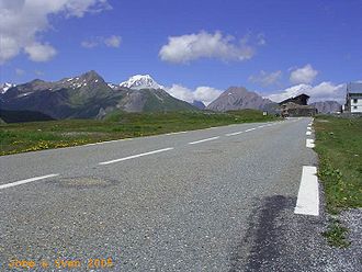 Passhöhe des kleinen Sankt Bernhard von Süden mit Blick auf den Mont Blanc