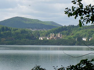 Laacher See mit Benediktinerabtei Maria Laach, Hochstein und Hochsimmer im Hintergrund