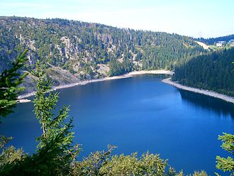 Lac Blanc mit Blick auf die Hautes Chaumes und die Skipisten am Col du Calvaire