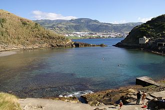 Lagoa do ilhéu de Vila Franca do Campo, ilha de São Miguel ao Fundo, Açores Portugal.JPG