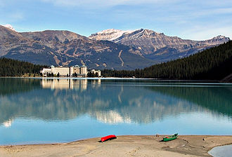 Blick über den See auf das Hotel
