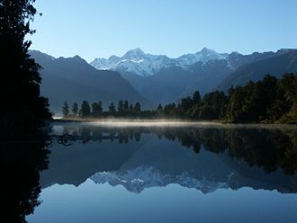 Lake Matheson mit Spiegelung des Mt. Tasman (links) und Mt. Cook