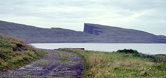 Blick am Ostufer des Sees entlang nach Süden auf die charakteristische Spitze der Trælanípa (Mitte)