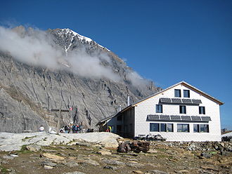 Lötschenpasshütte nach Umbau, Sommer 2008. Im Hintergrund die Ostwand des Balmhorns