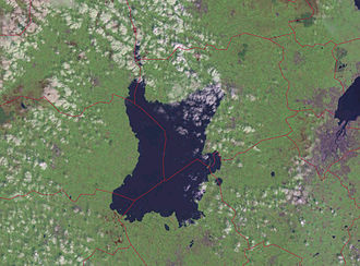 Satellitenbild von Lough Neagh, mit rot eingezeichneten Distriktgrenzen