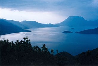 Der Lugu-See am Fuße des Berges Ganmu