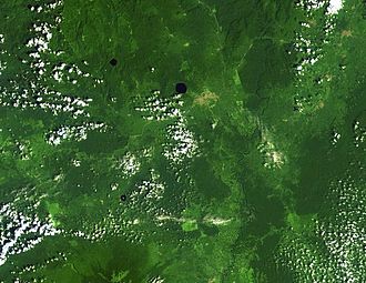 Der Barombi Mbo ist der kreisrunde See oberhalb der Bildmitte. Satellitenfoto der NASA.