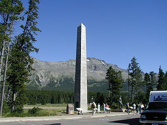 Der Marias-Pass-Obelisk und die Statue von John F. Stevens.