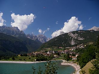 Blick auf Molveno über den See Richtung Nordosten,im Hintergrund die Brenta-Berge