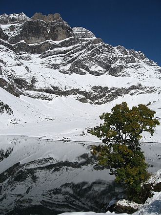 Oberblegisee und Vrenelisgärtli (Mitte rechts hinten, der rundlichere weiss verschneite Berg)