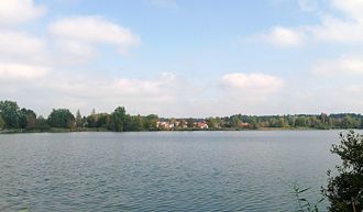 Der Obinger See von Süden mit dem Obinger Ortsteil Pfaffing am gegenüberliegenden Ufer