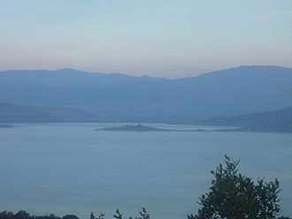 Blick auf den Vegoritida-See von Süden. Im Hintergrund die südwestlichen Ausläufer des Berges Voras.