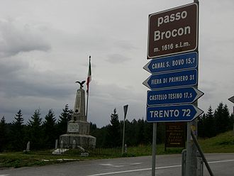 Passhöhe des Passo Brocon mit Denkmal an den Gebirgskrieg 1915–1918