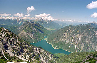 Plansee von Südosten, in der Mitte der Abfluss durch den Kleinen Plansee Richtung Lechtal