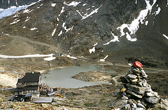 Das Schutzhaus Schöne Aussicht von Nordwesten mit vom Hochjochferner gespeistem Gletschersee