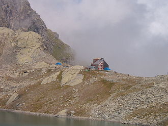 Lago Grande di Monviso mit der Schutzhütte Rifugio Quintino Sella