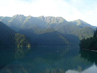 Der Riza-See mit Bergen im Hintergrund
