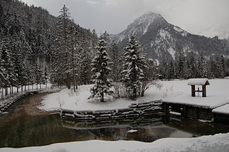 Ablaufbauwerk des Schiederweihers, links die Krumme Steyr und im Hintergrund der 1.823 m hohe Ostrawitz