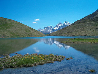 Schwellisee mit Teil der Aroser Dolomiten