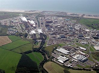 Das Kernkraftwerk Calder Hall bei der Küste von Cumbrian