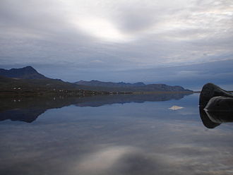 Der Berg Skessuhorn gespiegelt im Skorradalsvatn