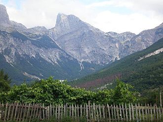 Qafa e Pejës rechts des markanten Arapi von Theth gesehen