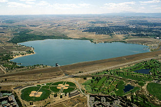 Luftbild des Cherry Creek Lake mit Staudamm